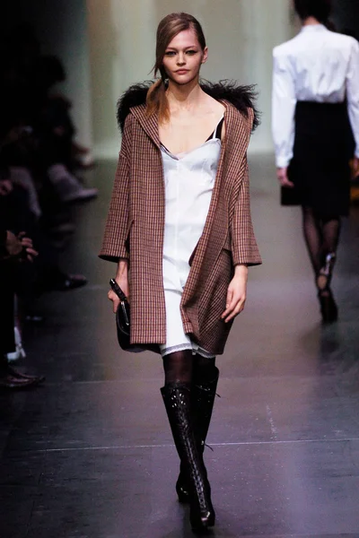 Look 3
